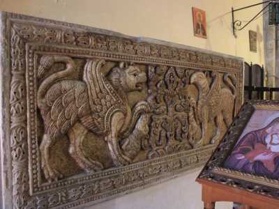 E poi soprattutto un ambone composto da una lastra in pietra decorata risalente al XIII secolo. � ornata con diversi motivi vegetali che vanno a formare un grosso albero i cui rami ricurvi creano una croce bizantina
